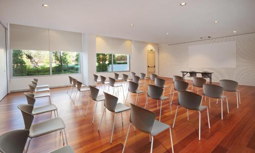 a conference room with chairs and a podium in it at Hipotels Gran Playa de Palma in Playa de Palma