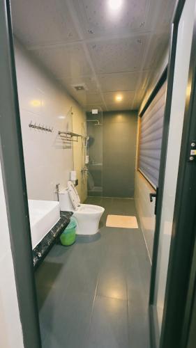 a bathroom with a toilet and a tub and a sink at Sapa Eco Villas & Spa in Sa Pa