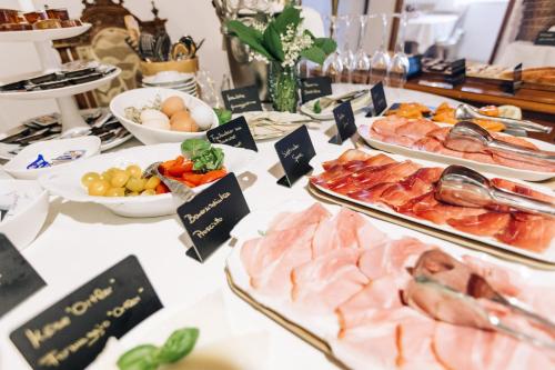 a buffet of seafood and vegetables on a table at Amplatz 1523 - B&B and Suites in Montagna