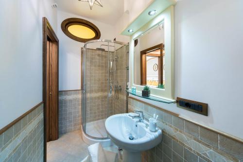 ein Badezimmer mit Waschbecken und Dusche in der Unterkunft B&B La Casa Nel Giardino in Piano di Sorrento