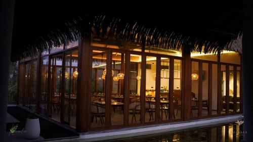 Ein Restaurant oder anderes Speiselokal in der Unterkunft Maayaa riverside villa by KPM Tripenta 