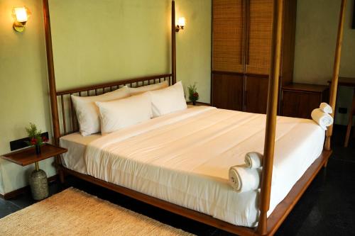 Ein Bett oder Betten in einem Zimmer der Unterkunft Maayaa riverside villa by KPM Tripenta