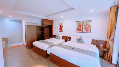 a room with two beds in a hotel room at Sapa Eco Villas & Spa in Sa Pa