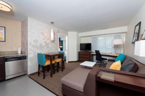 Η κουζίνα ή μικρή κουζίνα στο Residence Inn by Marriott Grand Rapids West