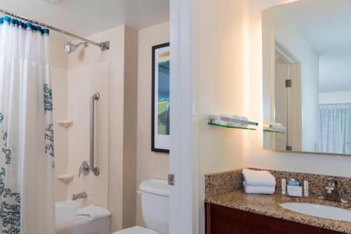 y baño con lavabo, aseo y ducha. en Residence Inn by Marriott Grand Rapids West en Grand Rapids