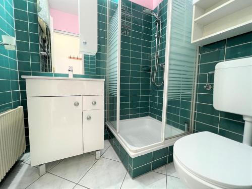 uma casa de banho com um WC, um chuveiro e um lavatório. em Ferienpark Sierksdorf App 531 - Strandlage em Sierksdorf