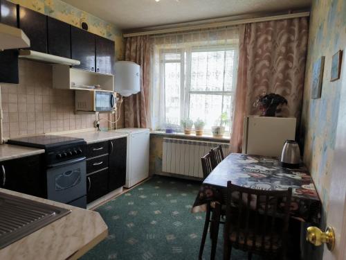 Kuchyň nebo kuchyňský kout v ubytování Уютная квартира возле ТЦ Вавилон, Ж/м Солнечный, Малиновского 12, 1-к