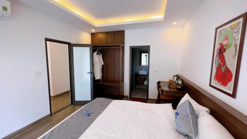 a bedroom with a large bed and a mirror at Sapa Eco Villas & Spa in Sa Pa