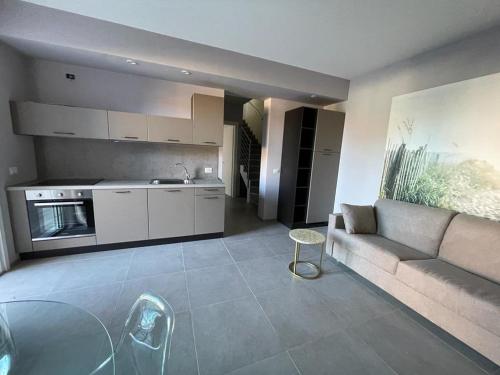 ein Wohnzimmer mit einem Sofa und einem Tisch in der Unterkunft villa polinesia 7 in Lido delle Nazioni