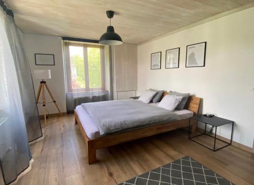 Postel nebo postele na pokoji v ubytování Hostellerie des Princes-Evêques - La Fleur de Lys