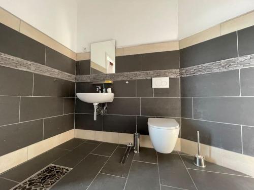 Ένα μπάνιο στο Castle View Living 1 - Best Apartment in Weilburg