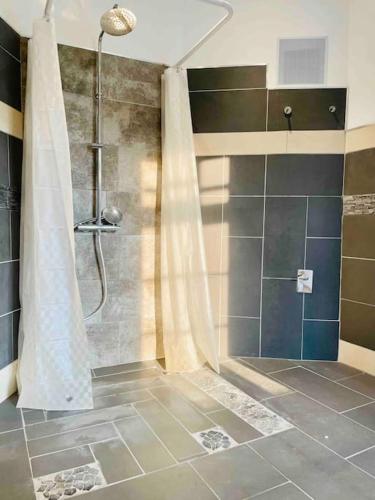 Ένα μπάνιο στο Castle View Living 1 - Best Apartment in Weilburg