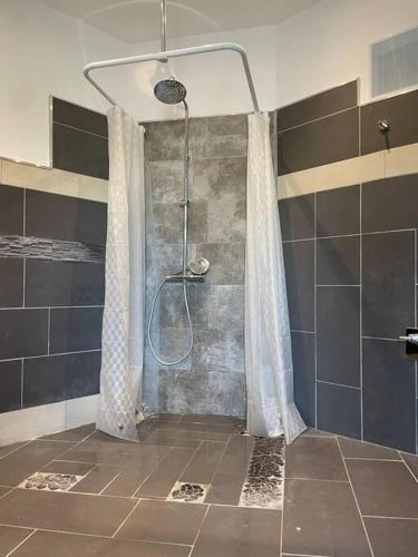 Ένα μπάνιο στο Castle View Living 1 - Best Apartment in Weilburg