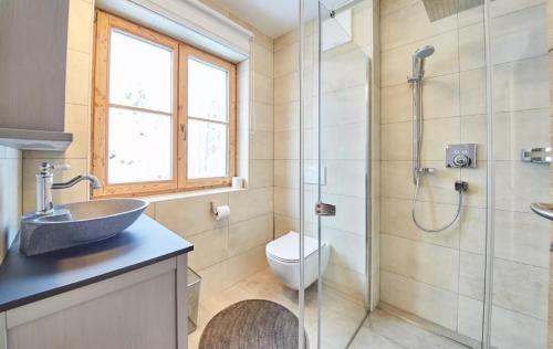 y baño con ducha, lavabo y aseo. en Goodlife Top 1, en Saalbach Hinterglemm