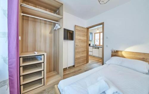 1 dormitorio pequeño con 1 cama y TV en Goodlife Top 1, en Saalbach Hinterglemm