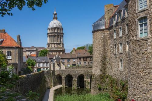 ein altes Gebäude mit einer Kathedrale im Hintergrund in der Unterkunft Sur le sable 2 3 pers WIFI in Boulogne-sur-Mer