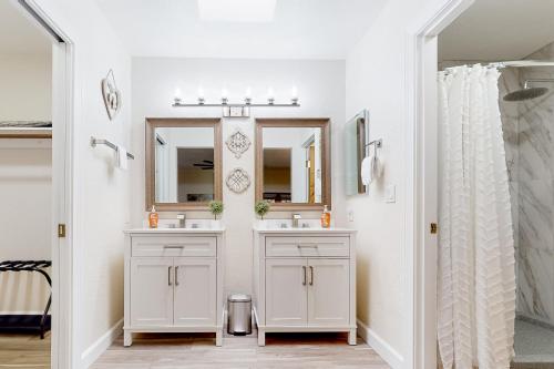 um banheiro com duas pias e um espelho em The Southern Retreat em Tucson