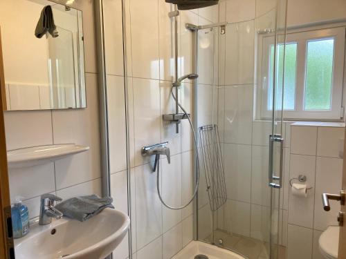uma casa de banho com um chuveiro e um lavatório. em Haus Wilhelmi Wilhelmi Whg 3 em Wangerooge