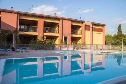 una piscina di fronte a un edificio di Agriturismo Ai Tre Fienili a Ponti Sul Mincio
