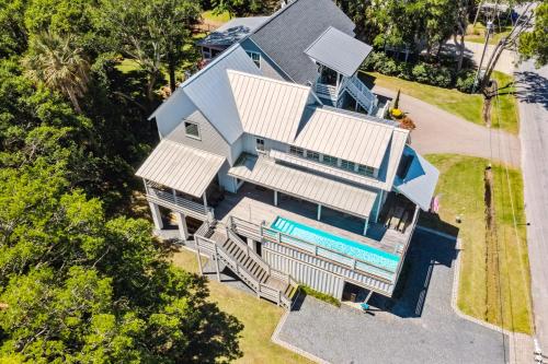 una vista aérea de una casa con piscina en 213 W Indian - Unique Pool House -Central Location, en Folly Beach
