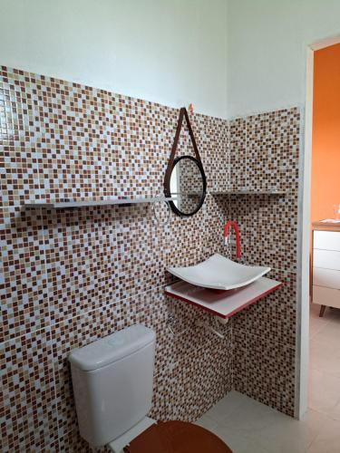 łazienka z toaletą i umywalką w obiekcie A Toca do Bem-Te-Vi w mieście Águas Belas