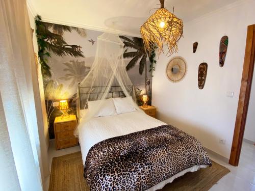 1 dormitorio con 1 cama con manta de guepardo en Apartamento temático con Sala de Juegos - Prime Video!, en Ariza