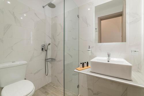 Bilik mandi di Petros Studios & Suites