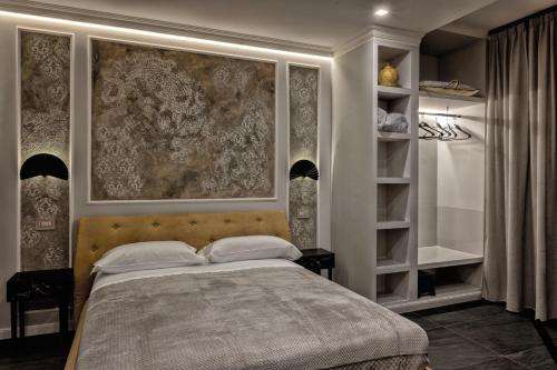 ein Schlafzimmer mit einem Bett und einem großen Wandgemälde in der Unterkunft Ancona e Riviera Luxury b&b in Ancona