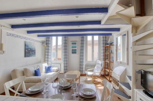 un salon avec un canapé et une table dans l'établissement Bleu Azur - avec vue sur le port, à Sanary-sur-Mer