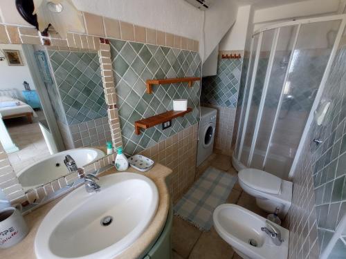 ムルタ・マリアにあるLa Tana della Volpeのバスルーム(洗面台、トイレ、シャワー付)
