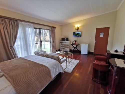 um quarto com uma cama e uma sala de estar em Exclusive Private Room in Joburg No loadshedding em Joanesburgo