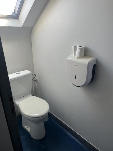 une salle de bain avec des toilettes blanches dans une chambre dans l'établissement Chez Marco, à La Gouesnière