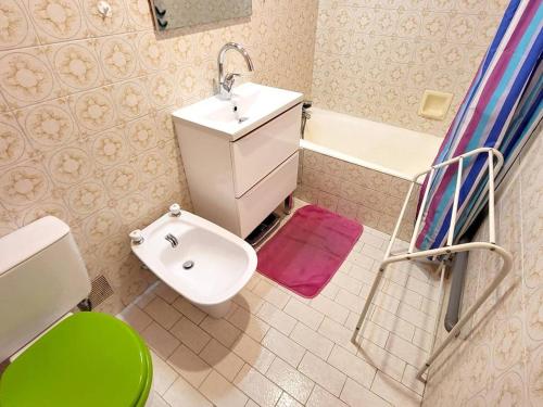 La petite salle de bains est pourvue d'un lavabo et de toilettes. dans l'établissement Studio Six-Fours-les-Plages, 1 pièce, 2 personnes - FR-1-316-175, à Six-Fours-les-Plages
