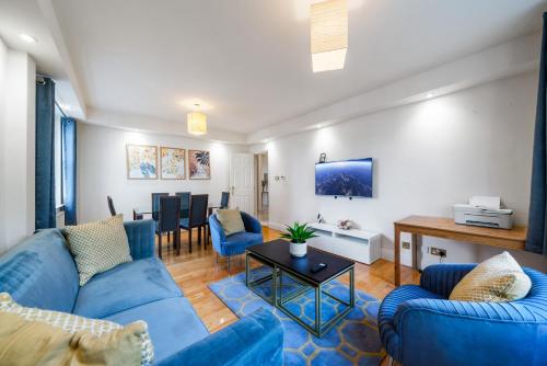 Terrific 2 Bed 2 Bath Apt with gym & roof terrace -12 mins from Central London休息區