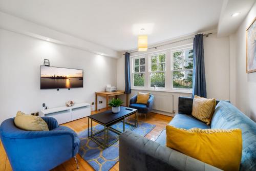 Terrific 2 Bed 2 Bath Apt with gym & roof terrace -12 mins from Central London休息區