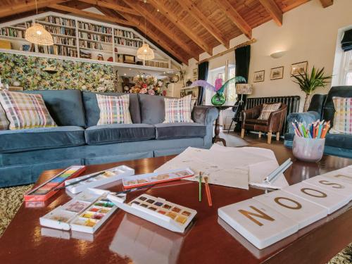 uma sala de estar com um sofá azul e uma mesa em Balsoon Lodge em Navan