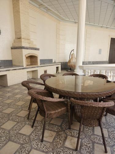 um quarto com uma mesa e cadeiras e uma lareira em Oscar em Samarkand
