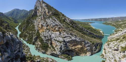 a view of a river between two mountains at La maison des collines in Allemagne-en-Provence