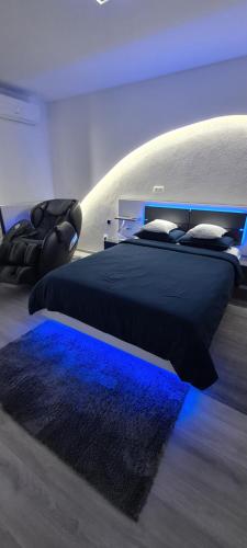 1 dormitorio con 2 camas con luces azules en Studio-Apartment VAL - Luxury massage chair - Private SPA- Jacuzzi, Infrared Sauna, , Parking with video surveillance, Entry with PIN 0 - 24h, FREE CANCELLATION UNTIL 2 PM ON THE LAST DAY OF CHECK IN, en Slavonski Brod