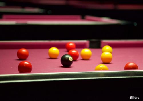 a group of red and yellow balls on a pool table at Paxton Paris MLV in Ferrières-en-Brie