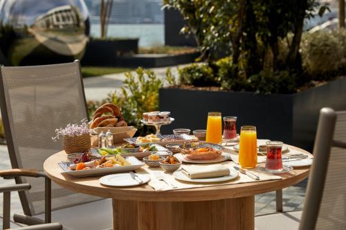 伊斯坦布尔The Peninsula Istanbul的一张木桌,上面有食物和饮料