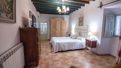 - une chambre avec un lit et une commode dans l'établissement LA ALDABA, antigua casa de labor, à Almagro
