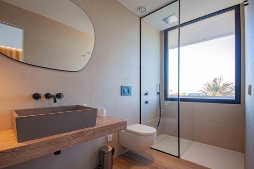 ein Badezimmer mit Toilette, Waschbecken und Dusche in der Unterkunft Inmovecos Villa Gawy 2 de Lujo con piscina privada in La Manga del Mar Menor