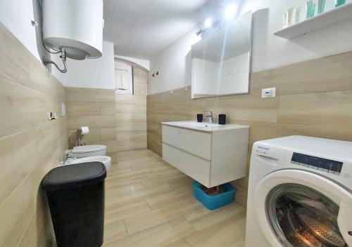 a bathroom with a washing machine and a washer at Le Maree Enea in Portoferraio