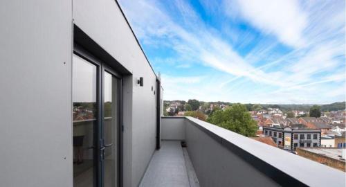 ラフトンにあるLovely 2 bed Penthouse in Loughton central locationの市街の景色を望むバルコニー