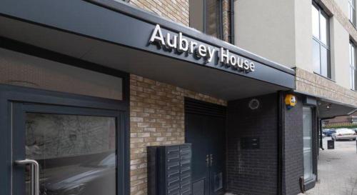 Ein Gebäude mit einem Schild, das Audrey House liest. in der Unterkunft Lovely 2 bed Penthouse in Loughton central location in Loughton