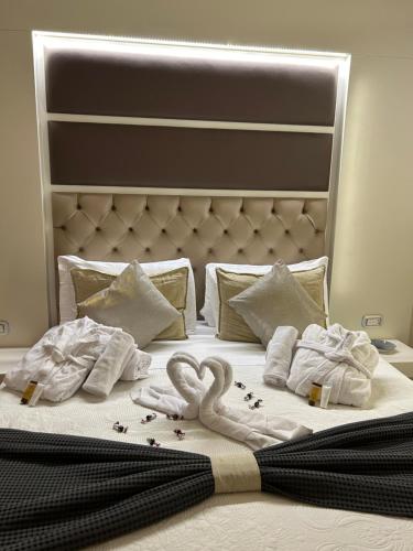 Un ou plusieurs lits dans un hébergement de l'établissement Piazza Venezia Luxury Suite
