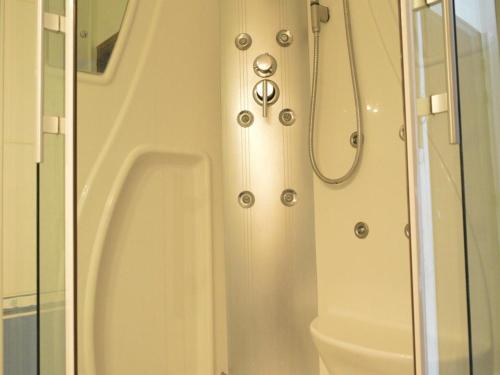 La salle de bains est pourvue d'une douche. dans l'établissement Charmant Appt 2 pièces, 5 pers, bord de mer, parking gratuit - FR-1-249-233, au Grau-dʼAgde