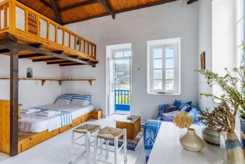 ein Schlafzimmer mit einem Etagenbett und einem Tisch in der Unterkunft The Lemon Tree House in Skopelos