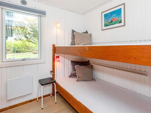ロッケンにあるThree-Bedroom Holiday home in Løkken 28の窓付きの部屋の二段ベッド1台分です。